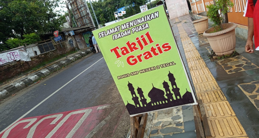 Semangat Berbagi di Bulan Ramadan, SMP Negeri 2 Kota Tegal Gelar Kegiatan Takjil On The Road