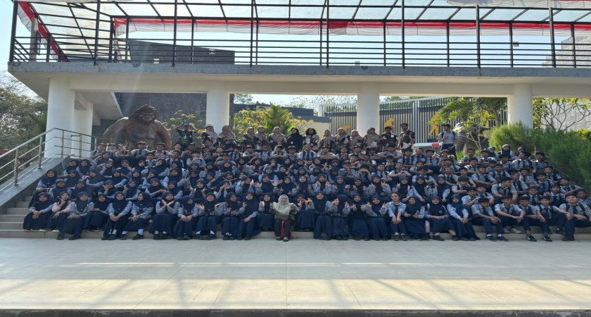 Siswa Siswi Kelas IX SMP Negeri 2 Kota Tegal Kunjungi Museum Semedo