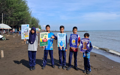 Aksi Nyata Peduli Lingkungan, Siswa SMPN 2 Tegal Gelar Bersih-Bersih dan Kampanye di Pantai