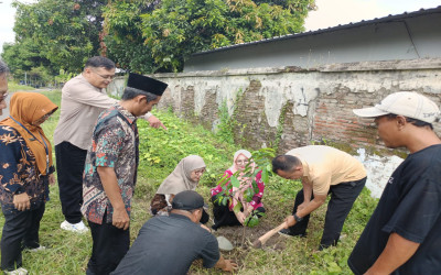 Wujud Sekolah Adiwiyata, Civitas Akademika SMP Negeri 2 Kota Tegal Bersama Komite Sekolah Laksanakan Penanaman Pohon